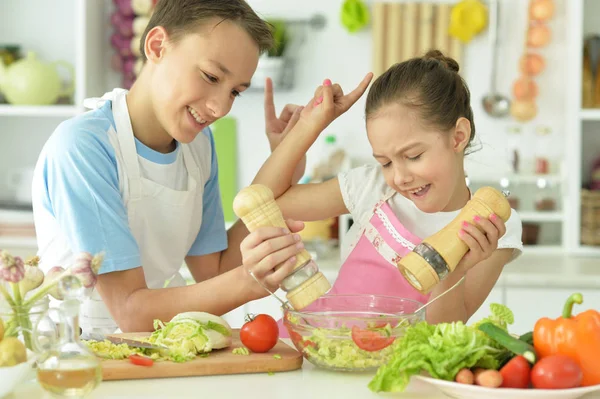 Netter Bruder Und Schwester Kochen Zusammen Der Küche — Stockfoto