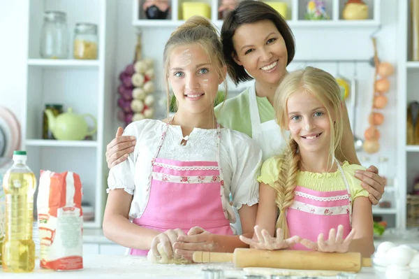 Niedliche Mädchen Und Mutter Backen Der Küche Hause — Stockfoto