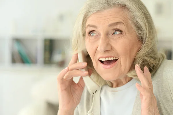 Porträtt Vacker Senior Kvinna Pratar Onphone Hemma — Stockfoto