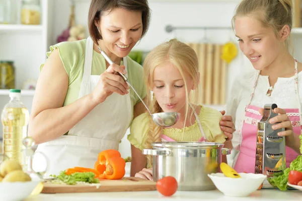 Söta Flickor Med Mamma Matlagning Köket — Stockfoto