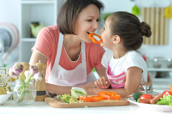 Söt Liten Flicka Med Sin Mamma Matlagning Tillsammans Vid Köksbordet — Stockfoto