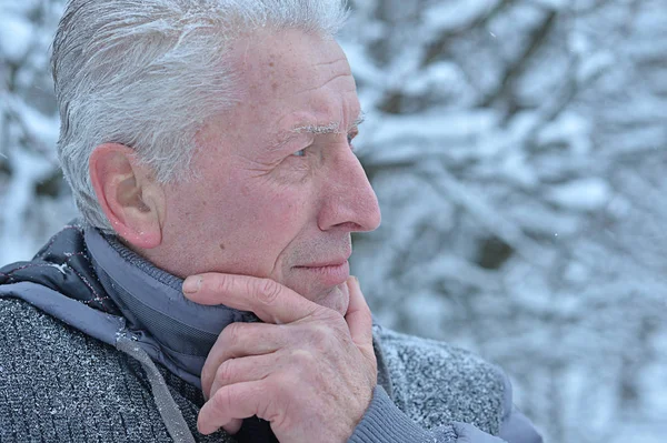Portrét Smutného Staršího Muže Stojícího Venku Zimě — Stock fotografie