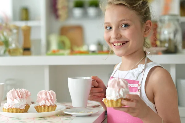 Ung Flicka Äter Cupcakes Köket — Stockfoto