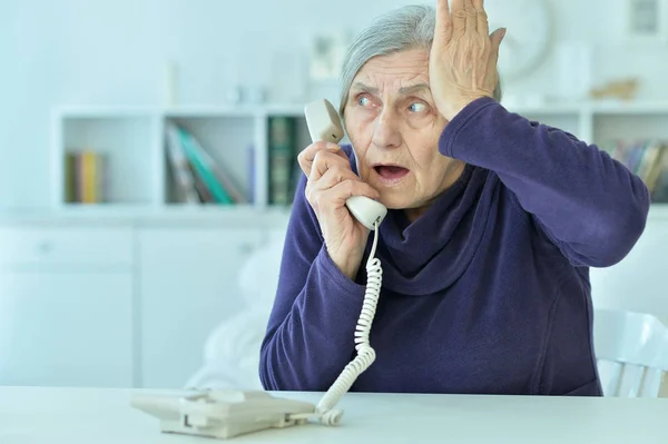 Закрыть Портрет Грустной Пожилой Женщины Разговаривающей Телефону — стоковое фото