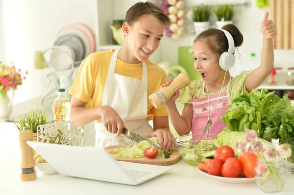 Sevimli Erkek Kız Kardeşler Mutfakta Birlikte Yemek Pişiriyorlar — Stok fotoğraf