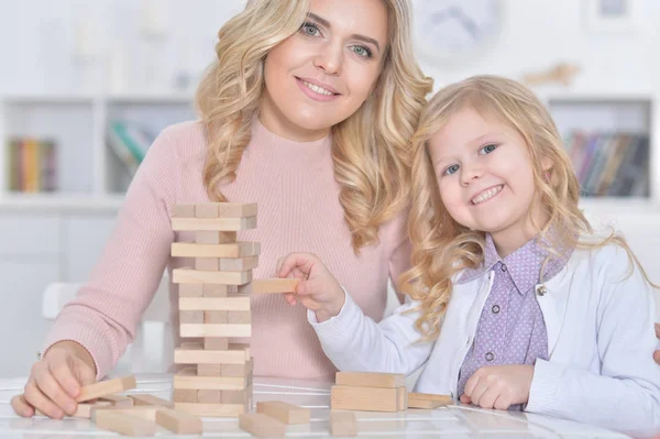 Klein Meisje Haar Moeder Spelen Met Blokken Thuis — Stockfoto