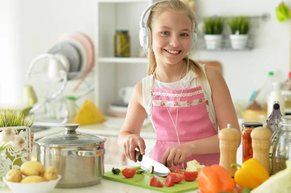 Nettes Mädchen Das Der Küche Kocht Und Musik Hört — Stockfoto
