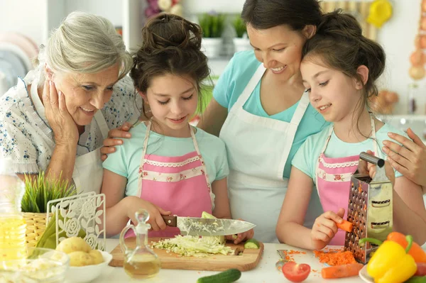 キッチンで幸せな家族おいしい新鮮なサラダ — ストック写真