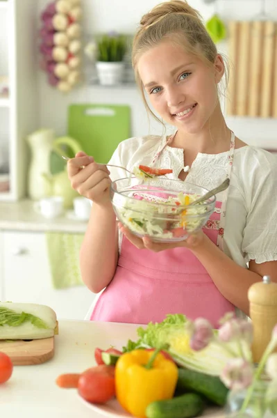 Menina Bonito Comer Salada Cozinha — Fotografia de Stock