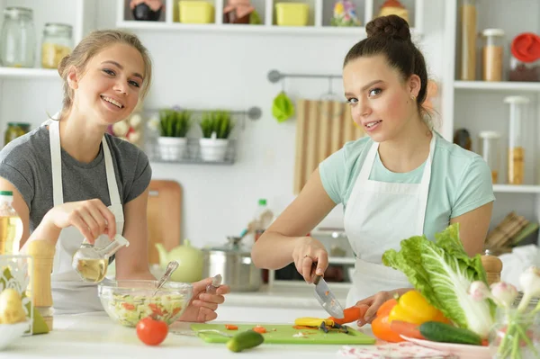 Hermosos Adolescentes Cocinando Cocina — Foto de Stock