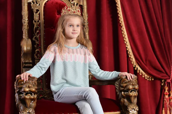 Lycklig Liten Flicka Prinsessa Poserar Tronen — Stockfoto