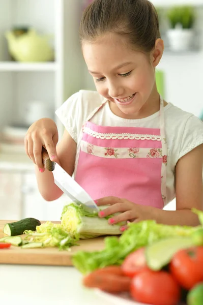 Nettes Mädchen Bereitet Köstlichen Frischen Salat Der Küche — Stockfoto