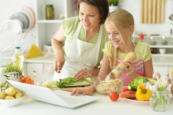 Menina Bonito Com Sua Mãe Cozinhar Juntos Mesa Cozinha — Fotografia de Stock