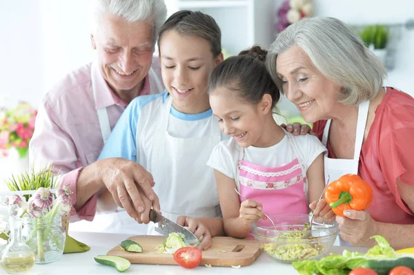 Familjens Matlagning Tillsammans Köket — Stockfoto
