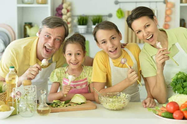 Roztomilé Rodinné Vaření Společně Kuchyni — Stock fotografie