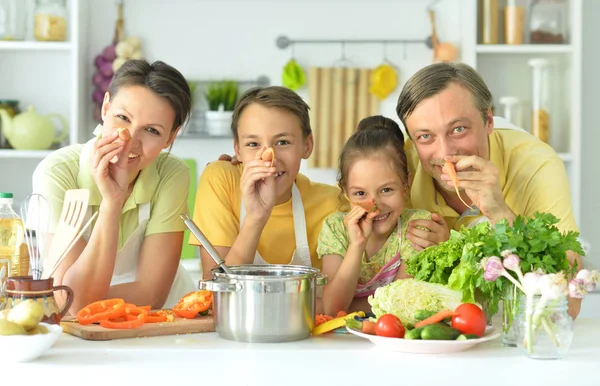Nette Familie Kocht Gemeinsam Der Küche — Stockfoto