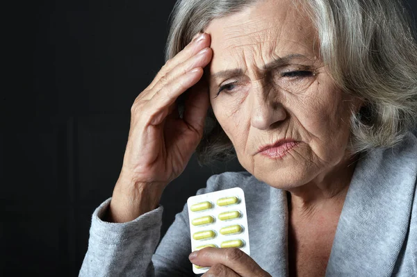 Nahaufnahme Porträt Einer Traurigen Seniorin Mit Kopfschmerzen — Stockfoto