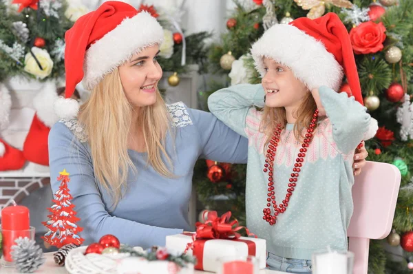 Retrato Menina Com Sua Mãe Chapéus Santa — Fotografia de Stock