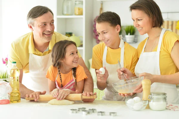 Mutlu Bir Aile Birlikte Mutfakta Pişirme — Stok fotoğraf