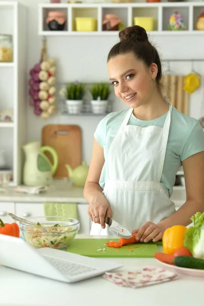 Schöne Junge Frau Macht Salat Der Küche — Stockfoto