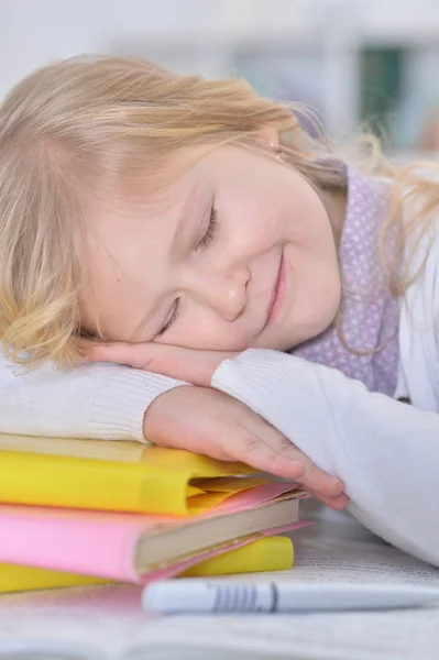 Gadis Sekolah Yang Lucu Tidur Atas Meja Setelah Melakukan Pekerjaan — Stok Foto