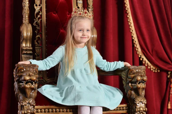 Happy Little Girl Księżniczka Pozowanie Tron — Zdjęcie stockowe