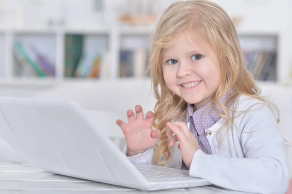 Emotioneel Schattig Meisje Met Behulp Van Laptop — Stockfoto