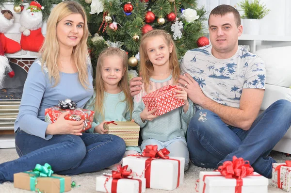 Lycklig Familj Med Barn Poserar Julen — Stockfoto