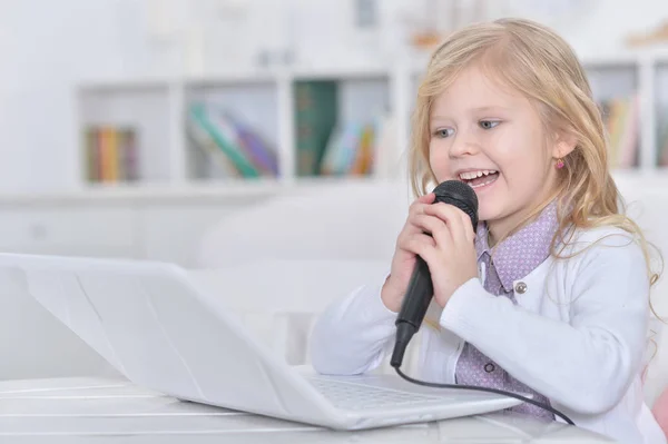Emotional Cute Girl Singing Karaoke — Stock Photo, Image