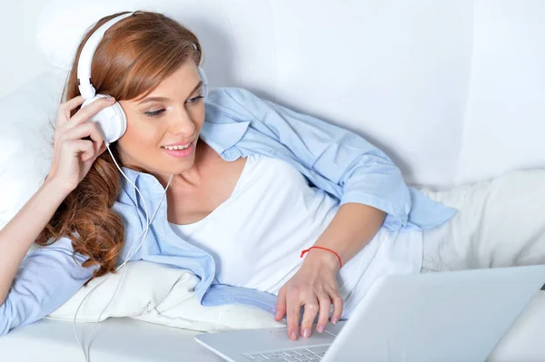 Mujer Joven Escuchando Música Con Auriculares Cama Casa —  Fotos de Stock