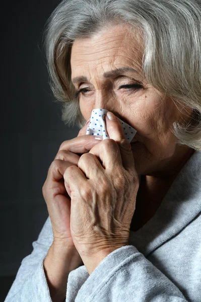 Close Retrato Triste Mulher Idosa Doente — Fotografia de Stock