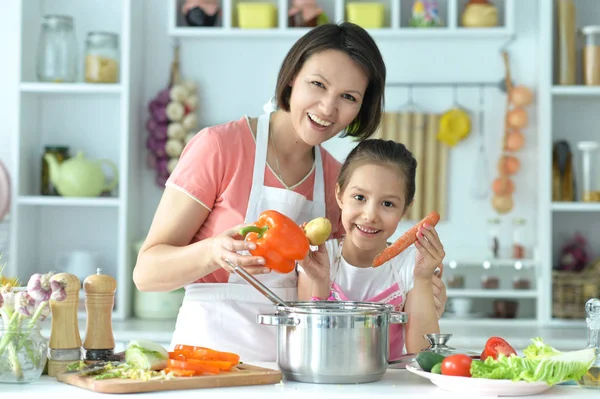 Söt Liten Flicka Med Sin Mamma Matlagning Soppa Tillsammans Köksbordet — Stockfoto