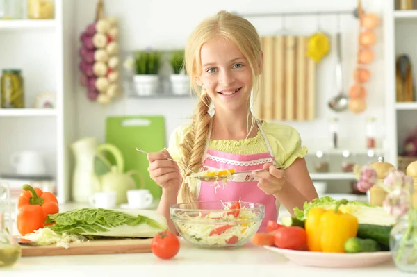 Nettes Mädchen Kochen Der Küche — Stockfoto