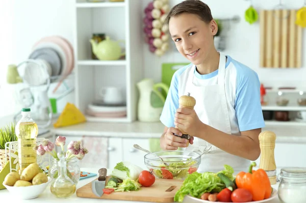 Netter Junge Bereitet Hause Salat Auf Küchentisch — Stockfoto