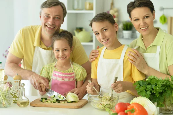 Söt Familj Matlagning Tillsammans Köket — Stockfoto