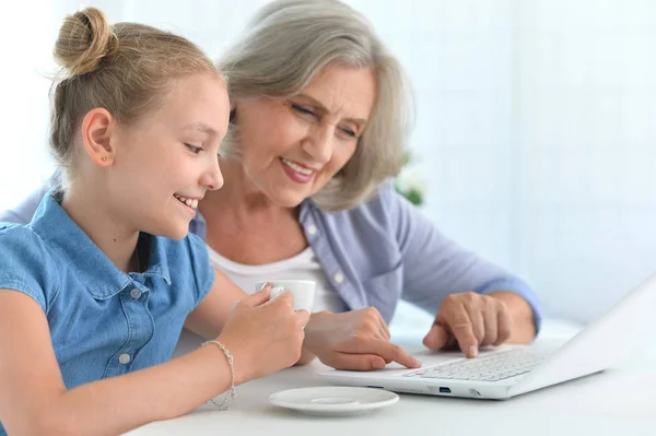Boldog Nagymama Lánya Használ Laptop Portréja — Stock Fotó