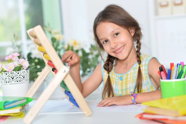 Nettes Kleines Mädchen Lernt Abakus Benutzen — Stockfoto