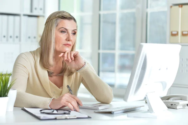 Senior Vrouw Werken Het Kantoor Met Computer — Stockfoto