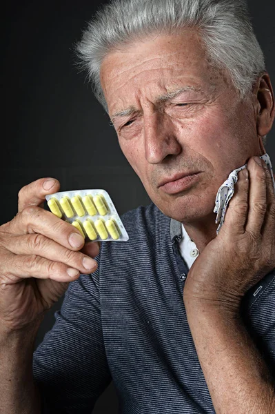 Porträtt Sorgsen Sjuk Senior Man Med Piller — Stockfoto
