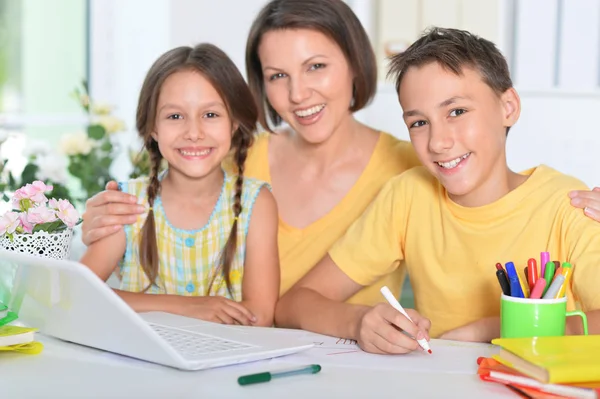 Gelukkige Familie Die Thuis Studeert — Stockfoto