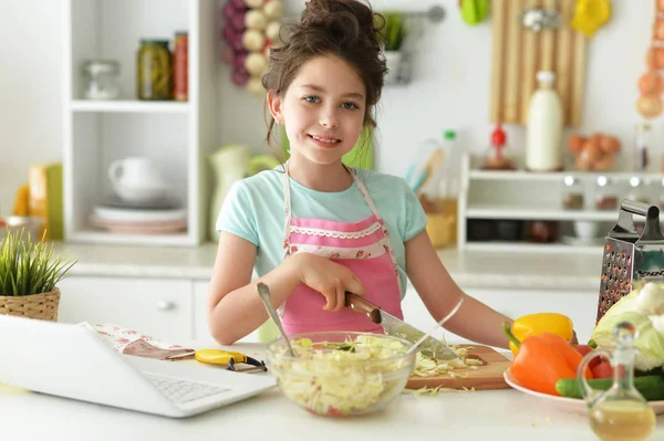 キッチンで調理かわいい女の子 — ストック写真