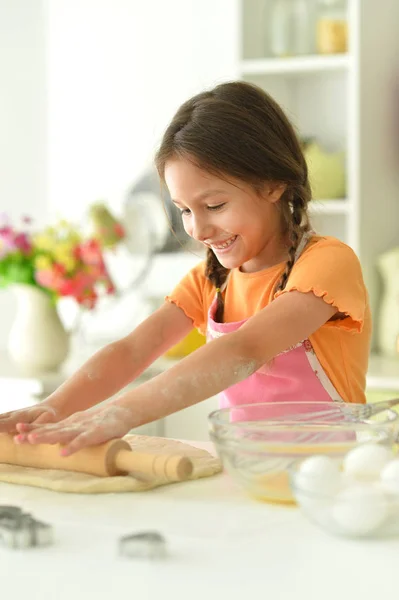 Giovane Ragazza Cottura Cucina — Foto Stock