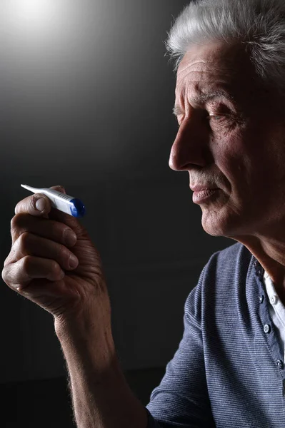 Retrato Del Anciano Enfermo Con Termómetro Casa —  Fotos de Stock