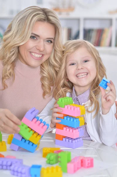 Klein Meisje Haar Moeder Spelen Met Kleurrijke Kunststof Blokken Thuis — Stockfoto