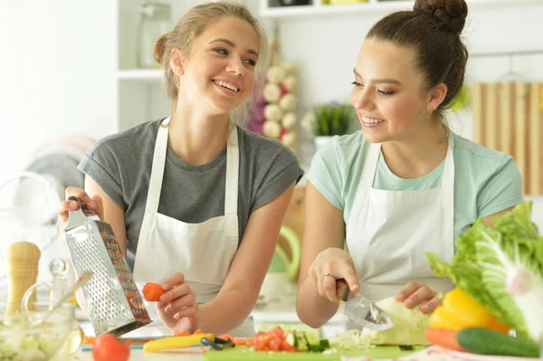 Vackra Tonåringar Matlagning Köket — Stockfoto
