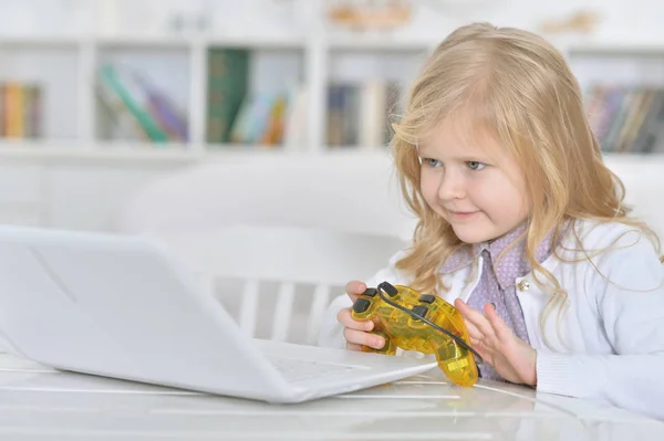 Emotioneel Schattig Meisje Met Behulp Van Laptop — Stockfoto