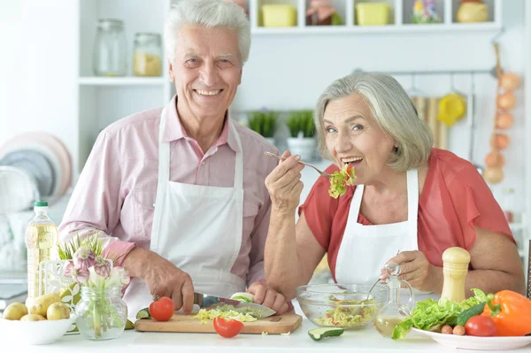 Senior Pareja Cocinar Juntos Cocina Imágenes de stock libres de derechos