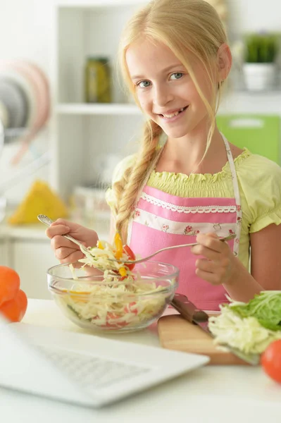 Dívka Připravuje Lahodný Čerstvý Salát Kuchyni — Stock fotografie