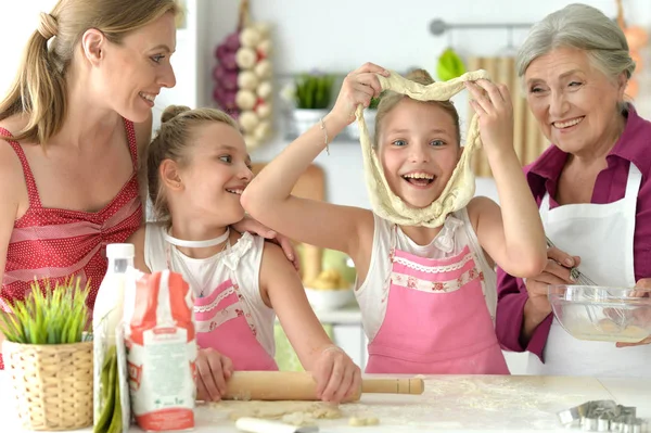 Büyükanne Anne Kızları Mutfakta Birlikte Yemek — Stok fotoğraf