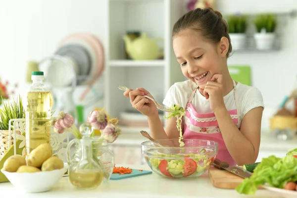 Söt Flicka Förbereder Läcker Färsk Sallad Köket — Stockfoto